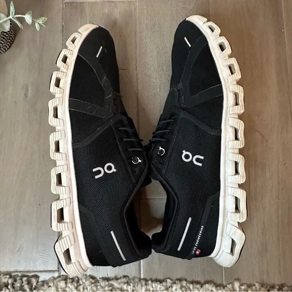 On Cloud 6 running shoes in black and whiteMen’s size 14